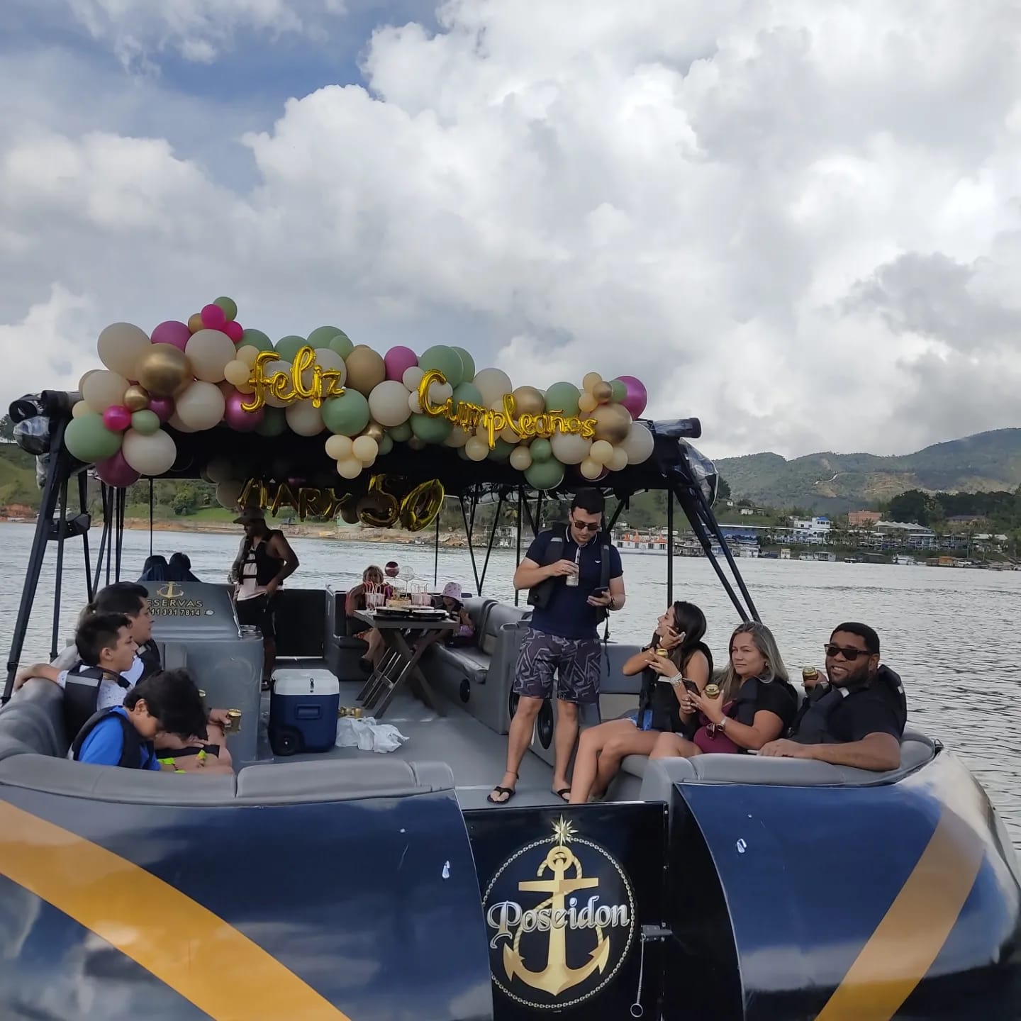 Poseidón Pontón de lujo en Guatapé